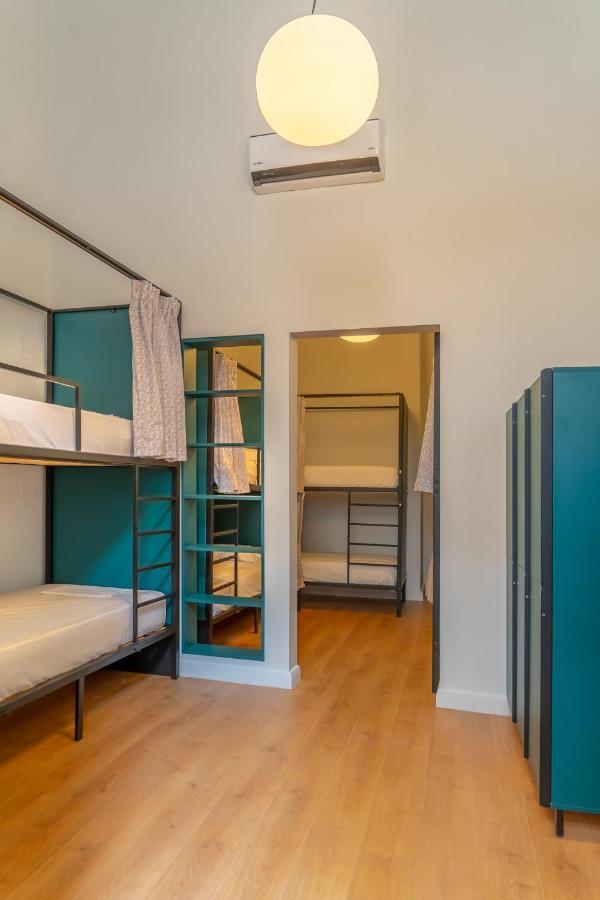 Einzelbett im gemischten Schlafsaal